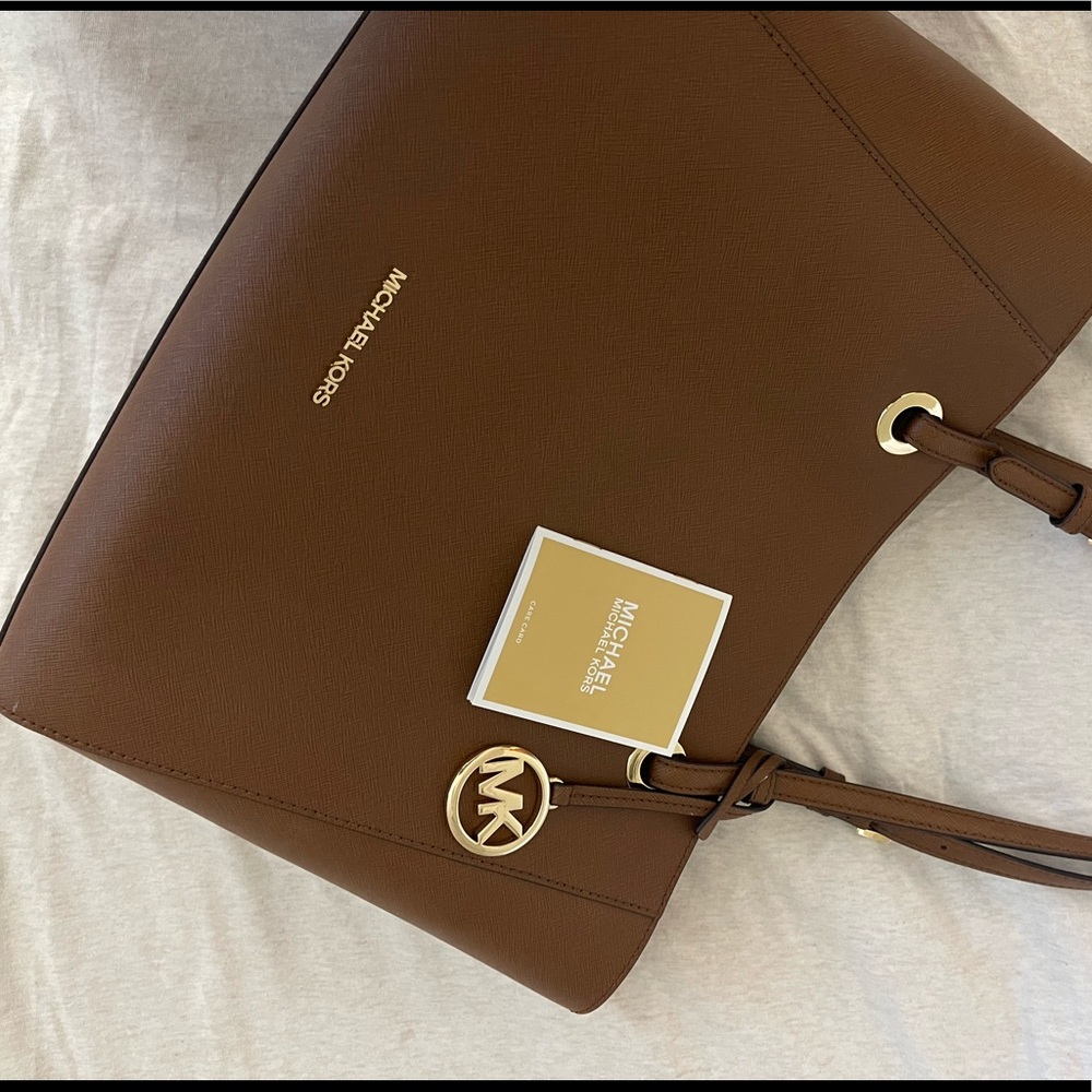 Authentic Michael Kors purse. Hardly used. Excellent condition.